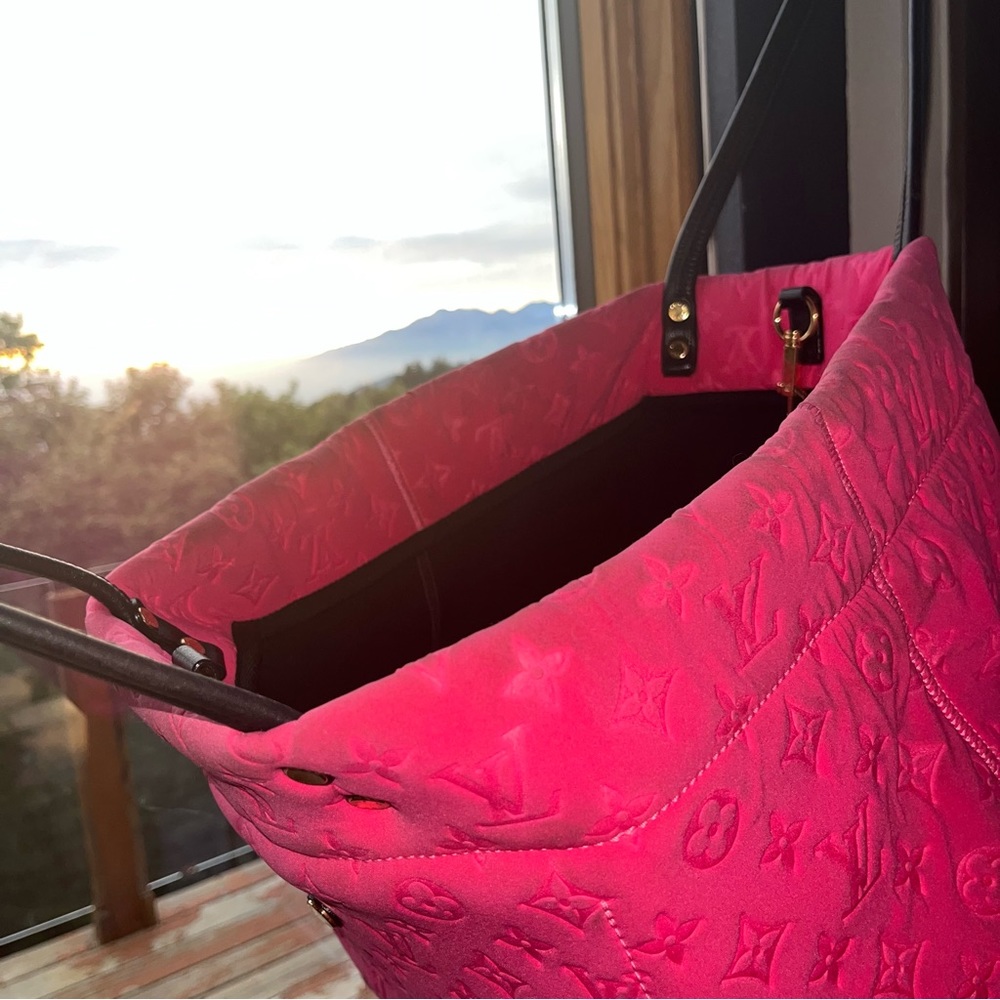 Louis Vuitton: Limited Edition Neoprene Scuba LV Monogram MM Tote Bag (Fuchsia) - Picture 8 of 17